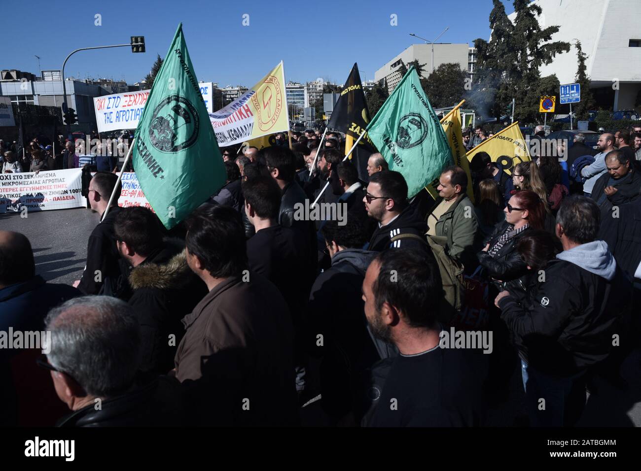 Salonicco, Grecia. 1° febbraio 2020, Salonicco, Grecia: Gli agricoltori dimostrano durante la fiera internazionale "Agrotica" per macchinari agricoli, attrezzature e scorte. Gli agricoltori chiedono la riduzione dei costi di produzione e delle agevolazioni fiscali. Credito: Giannis Papanikos/Zuma Wire/Alamy Live News Foto Stock