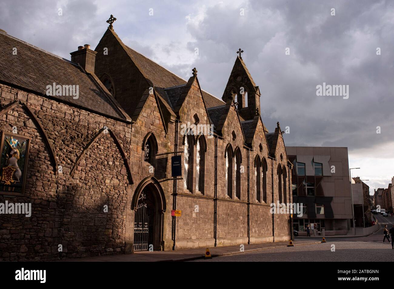 Ingresso alla galleria della regina e lato dell'edificio nel palazzo di Holyrood. Fotografia di viaggio/paesaggio urbano di Edimburgo di Pep Masip. Foto Stock