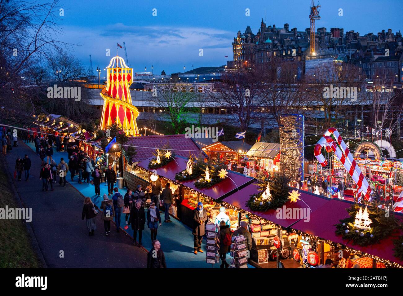 Mercatino di Natale di Edimburgo in un'ora di luce blu. Fotografia di viaggio/paesaggio urbano di Edimburgo di Pep Masip. Foto Stock