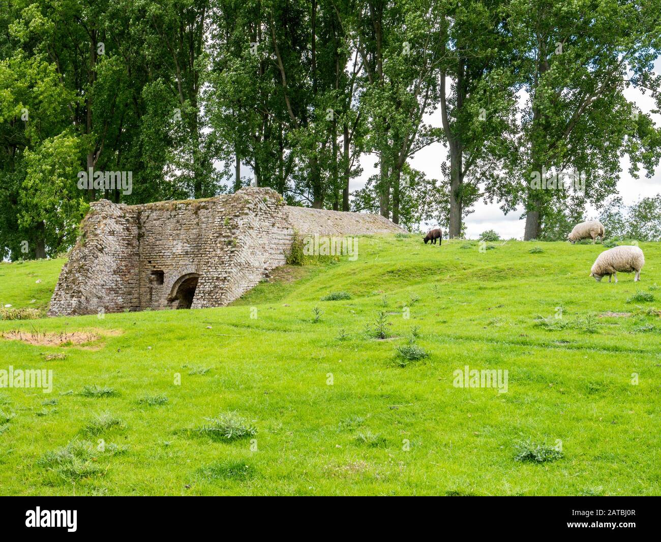 Magazzino di vecchie munizioni in casemate di muro nella città storica di Damme, Fiandre Occidentali, Belgio Foto Stock