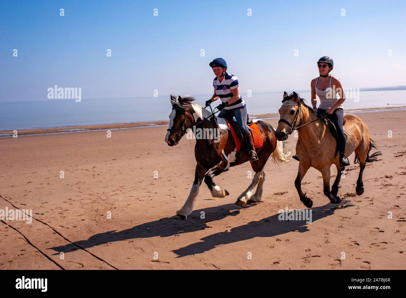 Equitazione cavalli a Portobello spiaggia. Fotografia di viaggio/paesaggio urbano di Edimburgo di Pep Masip. Foto Stock