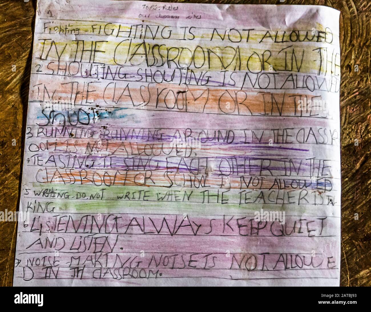 Le regole della scuola elementare scritte sul libro di esercizi sulle isole Deboyne, Papua Nuova Guinea Foto Stock