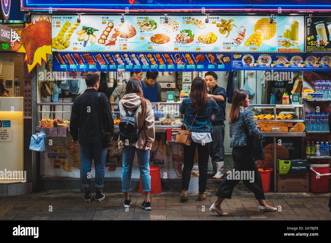 Hongkong, Hong Kong - Novembre 2019: Persone che acquistano cibo di strada di notte a HongKong City, Tsim Sha Tsui Foto Stock