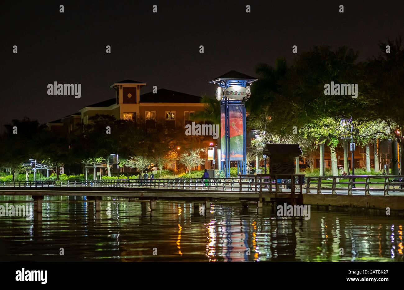 Immagini notturne lungo il lungofiume sul fiume Manatee a Bradenton, Florida Foto Stock