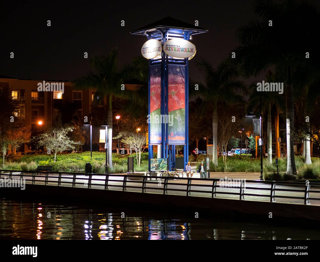 Immagini notturne lungo il lungofiume sul fiume Manatee a Bradenton, Florida Foto Stock