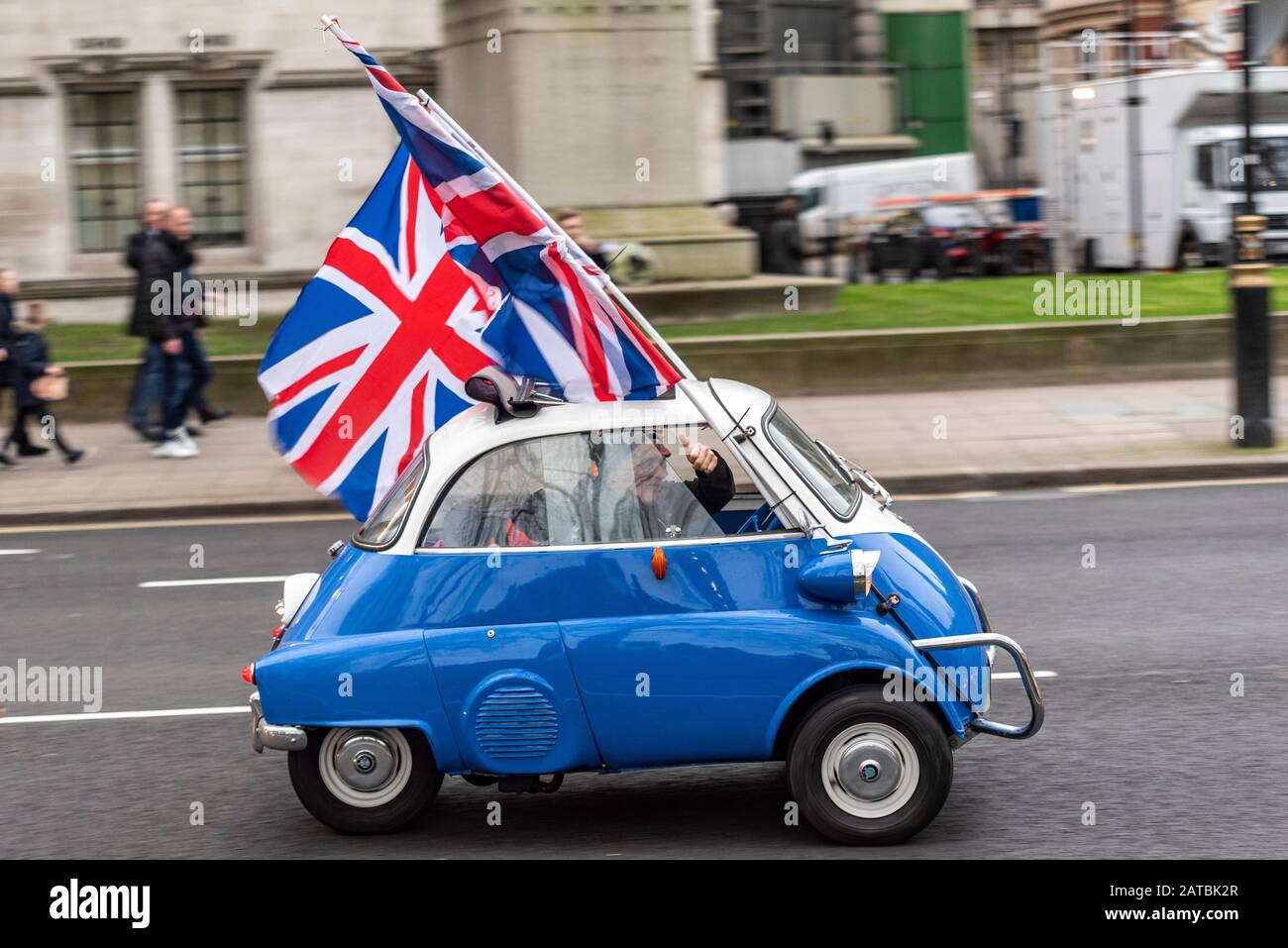 BMW Isetta microscar che guida attorno a Parliament Square il giorno della Brexit, 31 gennaio 2020, a Londra, Regno Unito, con Union Jack flags. Bollicina europea Foto Stock