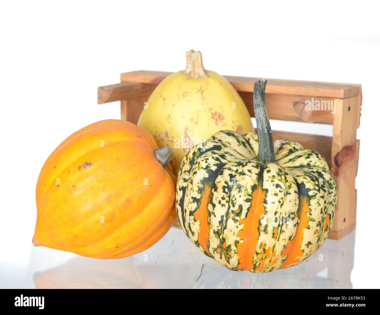 Squash e ghianda in cassa sul tavolo Foto Stock