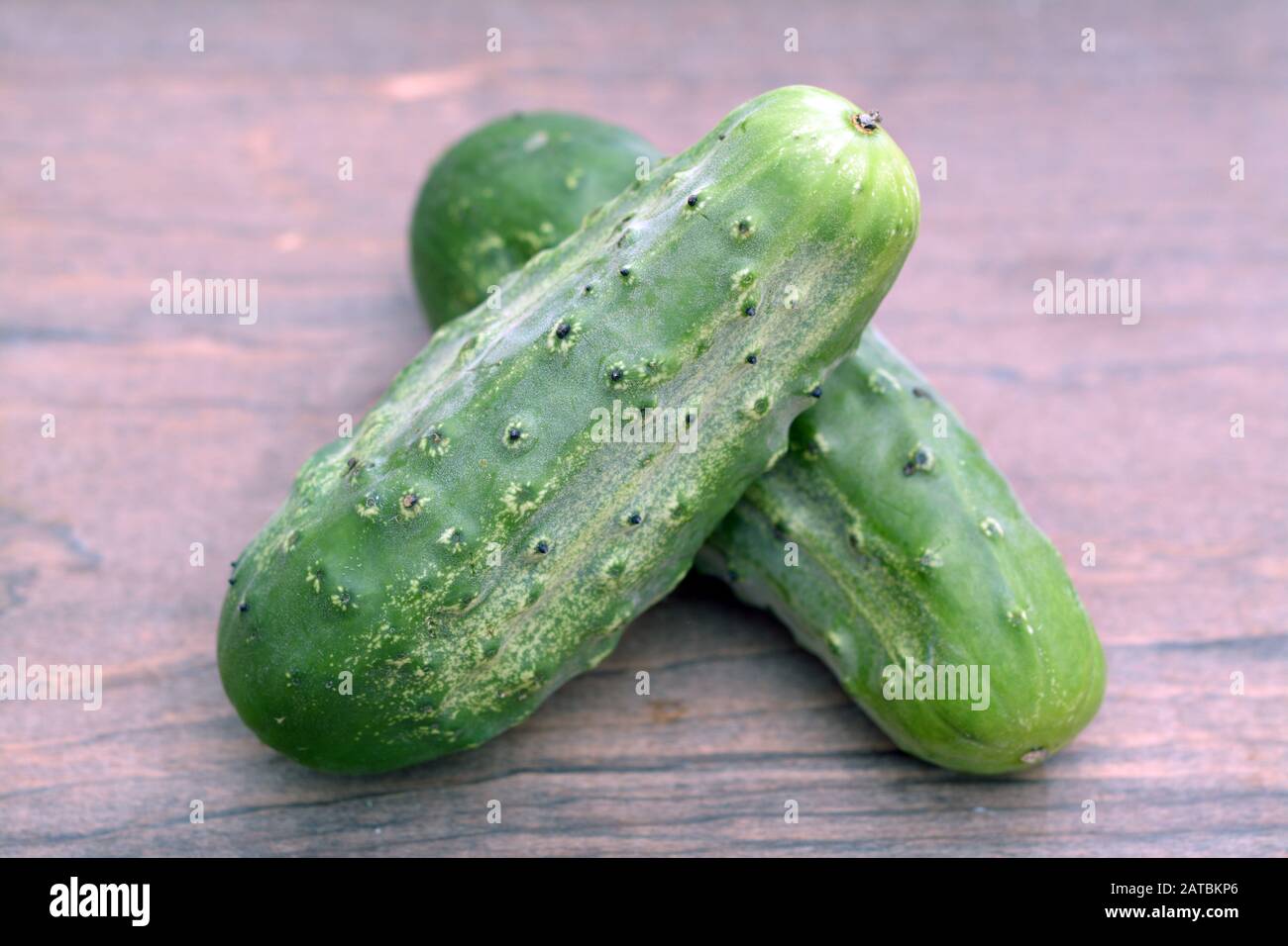 Un paio di picchetto organico su tavola di legno Foto Stock