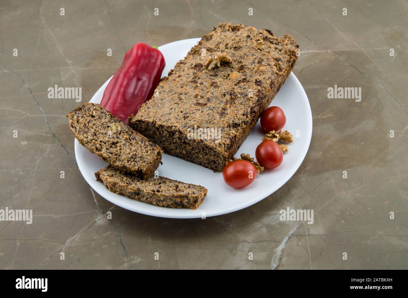 Pane sano del seme su una piastra con le verdure, cheto, dieta ketogenic, paleo, carboidrato basso. Cambiamento di stile di vita e riduzione efficace del peso. Foto Stock