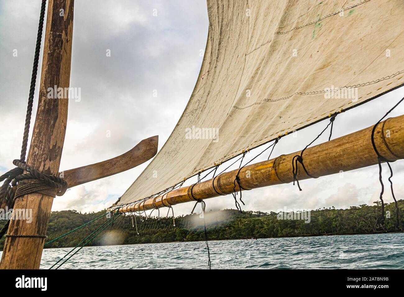 Vela in stile polinesiano su una Proa (barca a vela outrigger multi-scafo) nelle Isole Deboyne, Papua Nuova Guinea Foto Stock