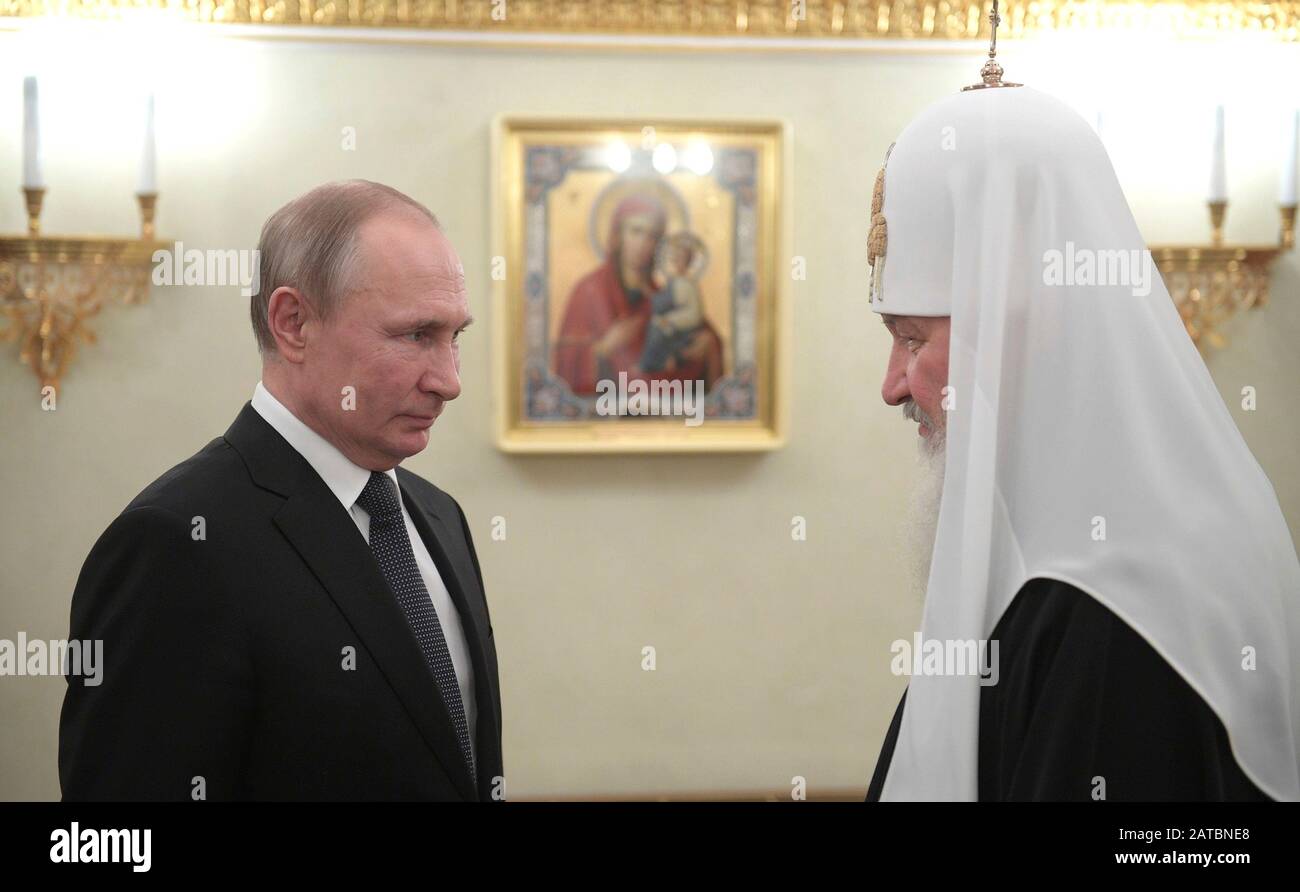 Mosca, Russia. 01st Feb, 2020. Il presidente russo Vladimir Putin, a sinistra, si congratula con il Patriarca russo ortodosso Kirill di Mosca e con Tutta la Russia per il 11th anniversario della sua insediamento al Cremlino il 1° febbraio 2020 a Mosca, Russia. Credit: Alexei Druzhinin/Kremlin Pool/Alamy Live News Foto Stock