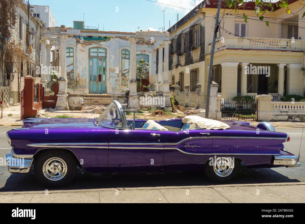 Vecchia auto Pontiac di fronte a una casa borghese in rovina Havana Cuba 02/04/2018 Foto Stock