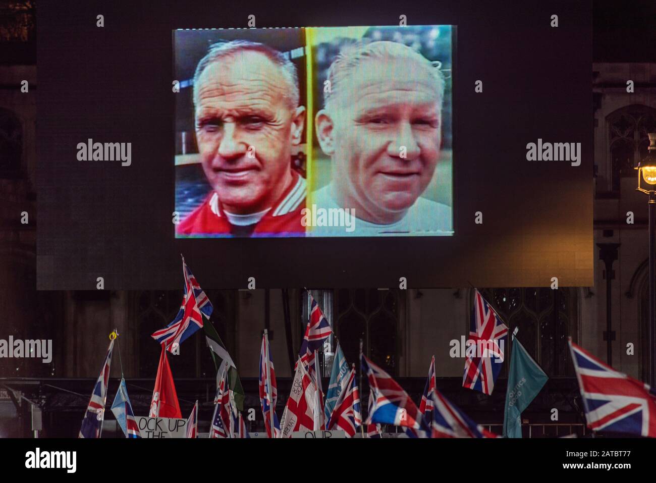 Bill Shankly e Bill Nicholson si sono mostrati sul grande schermo durante l'evento festivo di Parliament Square il giorno della Brexit, 31 gennaio 2020 a Londra, Regno Unito Foto Stock