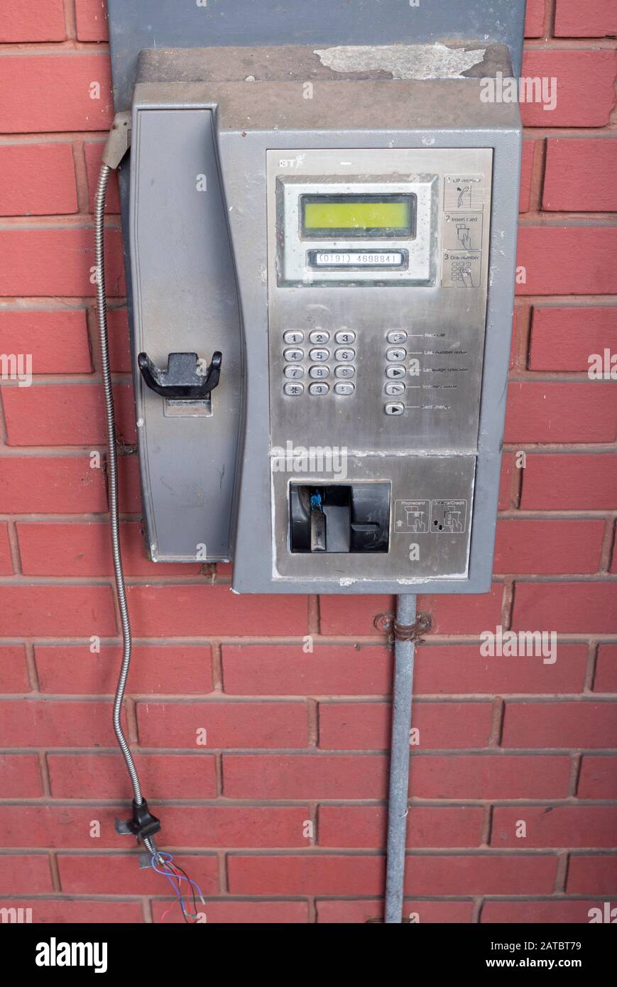 Un telefono a pagamento vandalizzato sulla stazione ferroviaria di Heworth, Inghilterra nord-orientale, Regno Unito Foto Stock