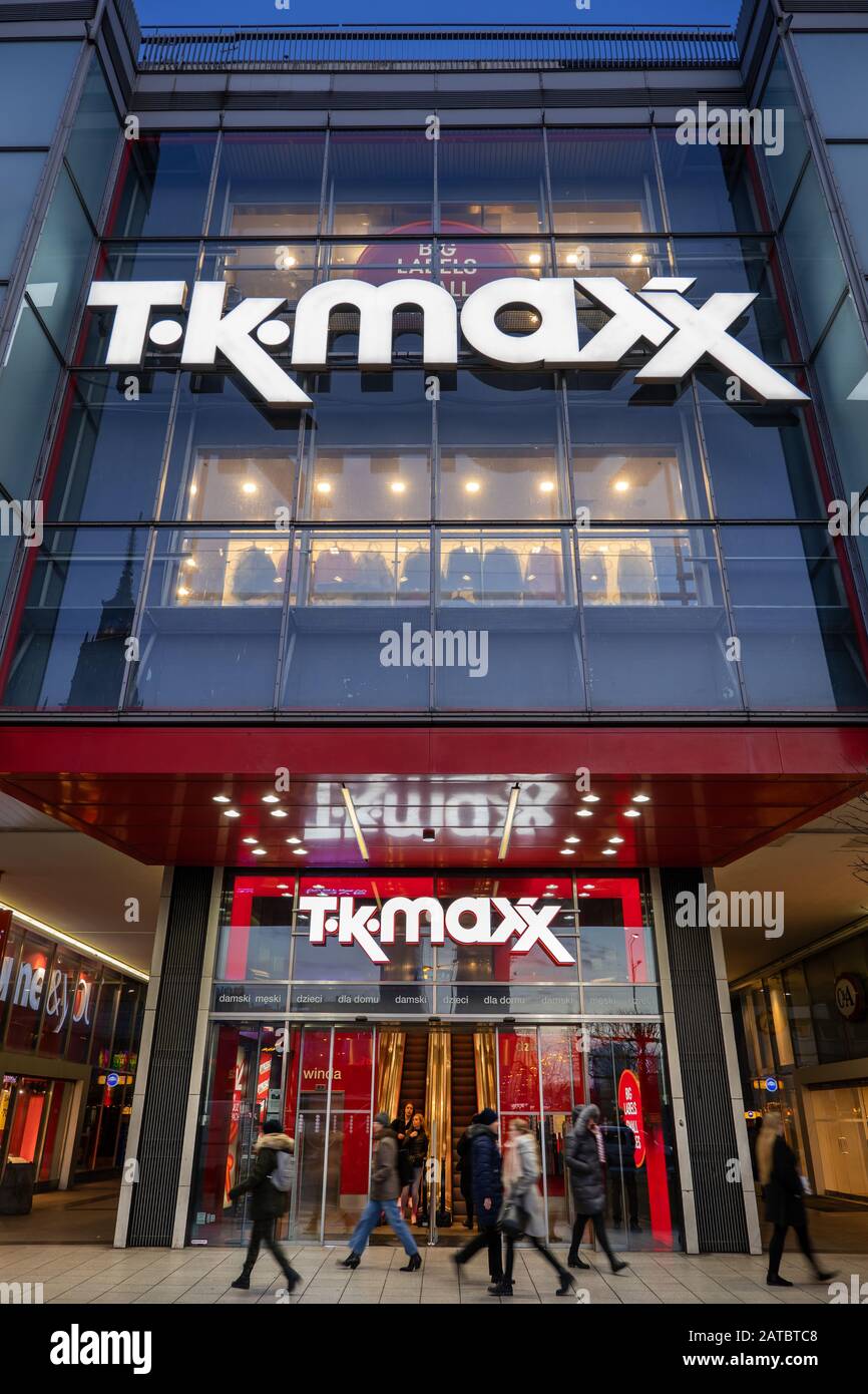 Varsavia, Polonia - 14 gennaio 2019: TK Maxx grandi magazzini americani nel centro della città di notte Foto Stock