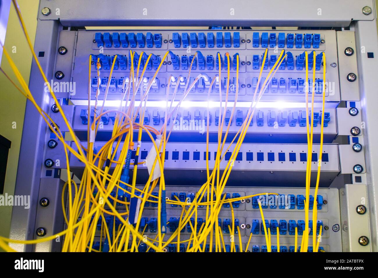 Apparecchiature per l'accesso ad Internet ad alta velocità. I fili in fibra ottica sono collegati Al Telaio Di distribuzione della fibra Ottica. Foto Stock