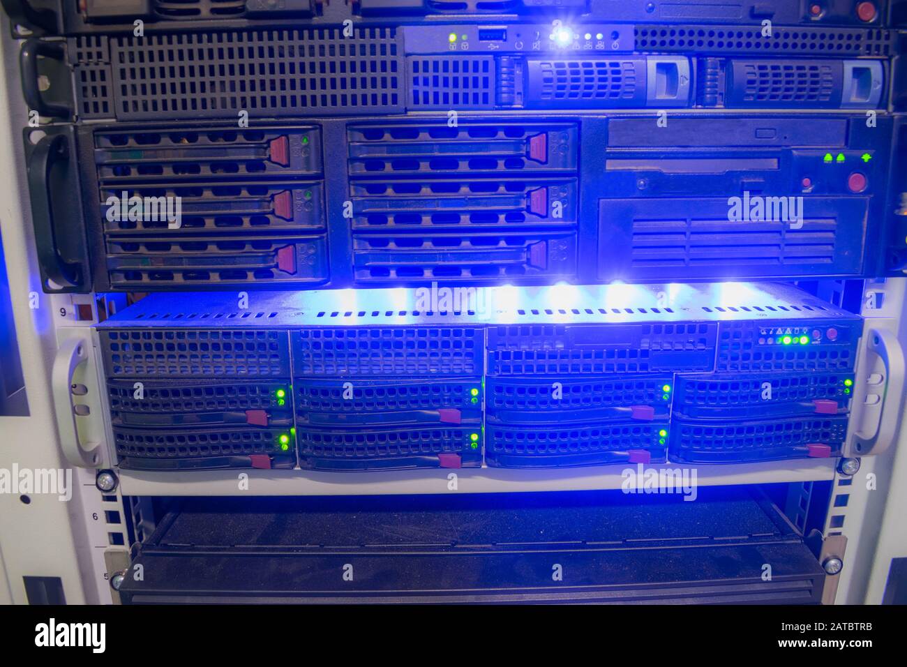 I server di database si trovano nel centro dati. Attrezzature per servizi di hosting Foto Stock