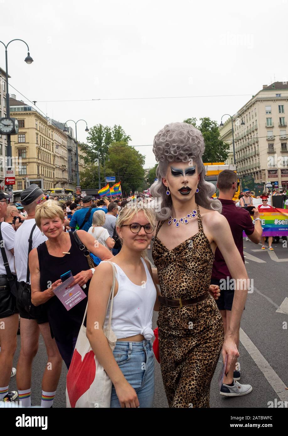 Posa per una foto con Una drag Queen durante la sfilata EuroPride del 2019 a Vienna Foto Stock