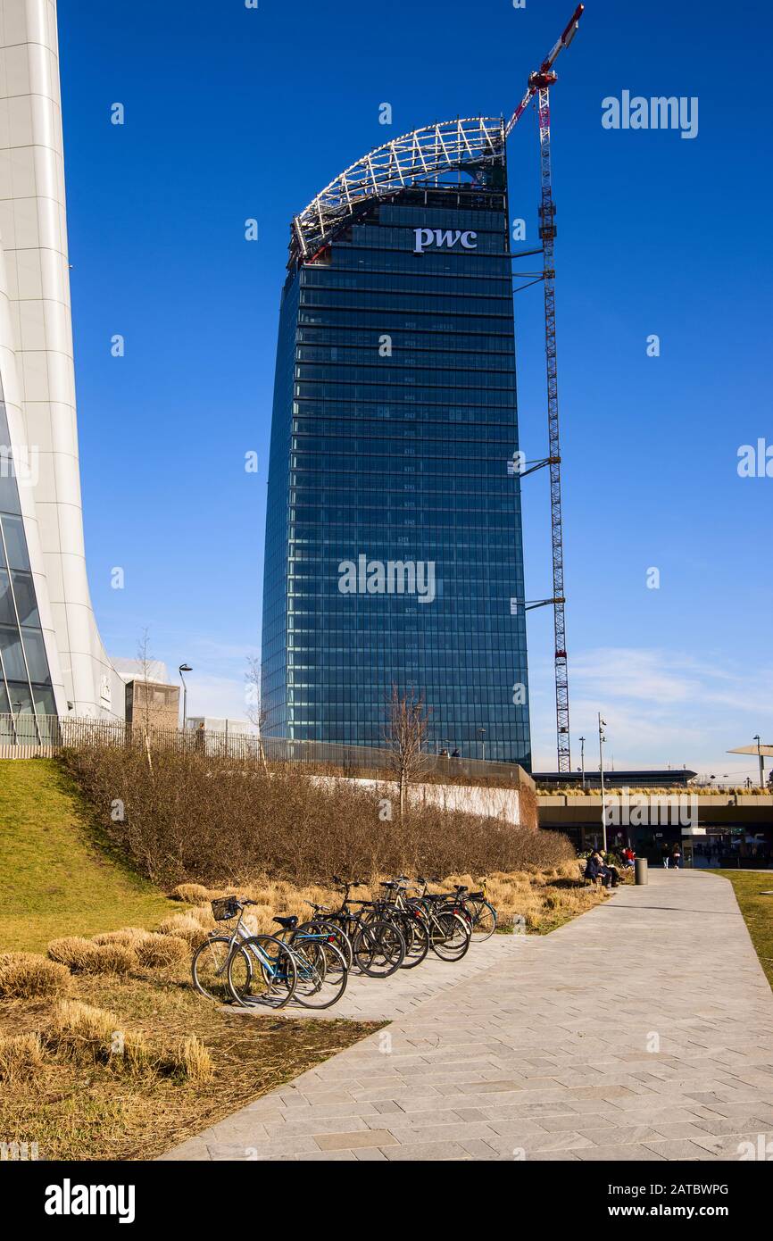 Milano, ITALIA - 31 GENNAIO 2020: Torre Libeskind, grattacielo PWC in costruzione denominato curvo, situato in Piazza tre Torri, ci Foto Stock