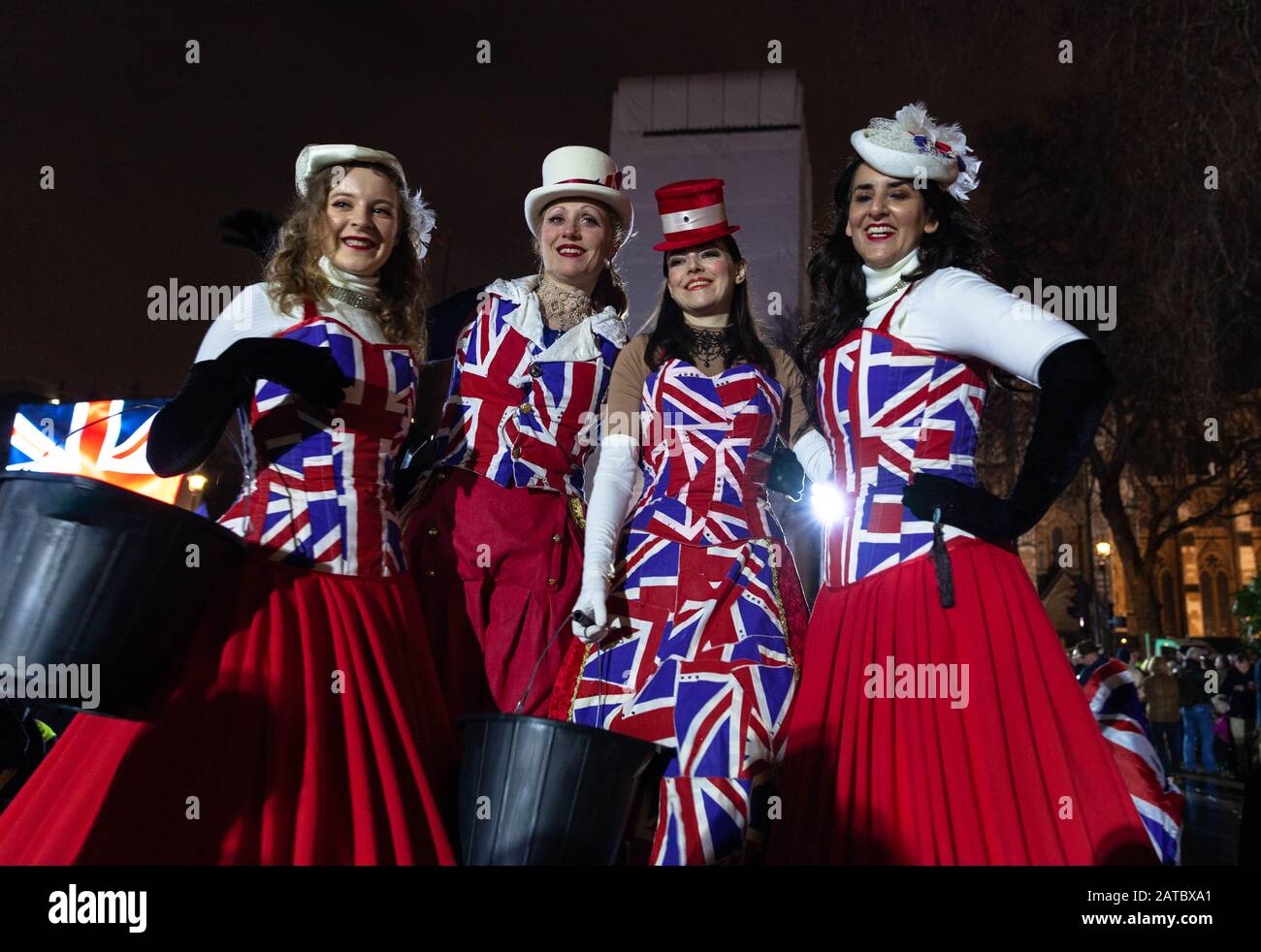 Quattro Signore che propongono una foto alla celebrazione della Brexit, Parliament Square, Londra, Inghilterra, Regno Unito. Foto Stock