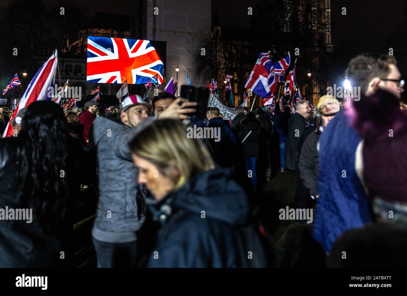 Sostenitori della Brexit che celebrano a Parliament Square, Londra, Inghilterra, Regno Unito. Foto Stock