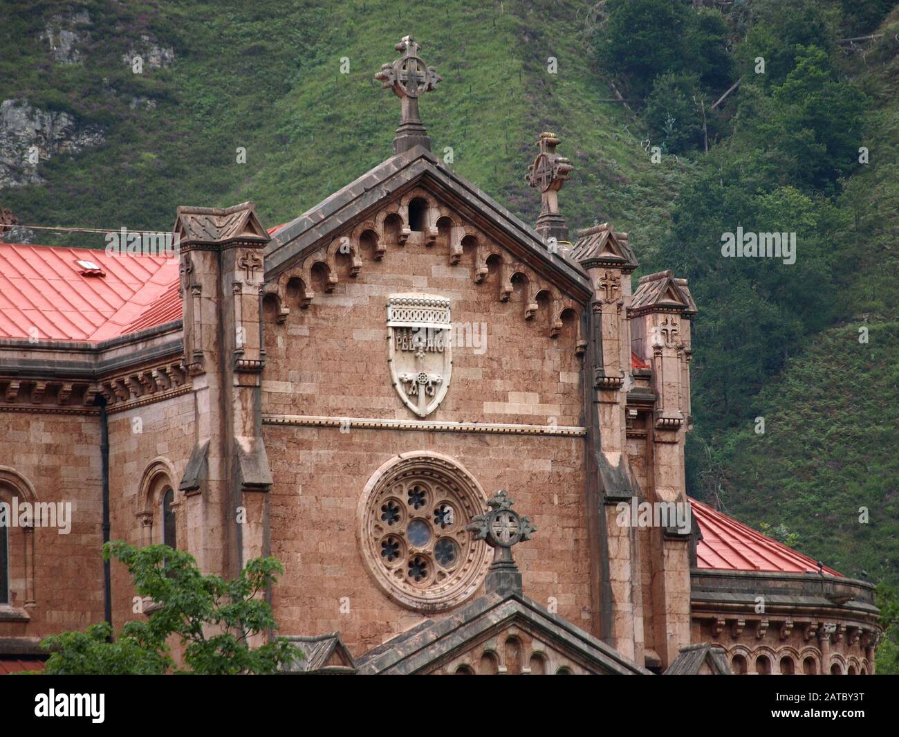 Basilica di Covadonga nelle Asturie con le verdi montagne sullo sfondo Foto Stock