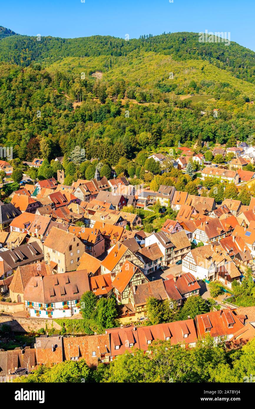 Vista sulla città di Kaysersberg e case colorate, strada del vino d'Alsazia, Francia Foto Stock