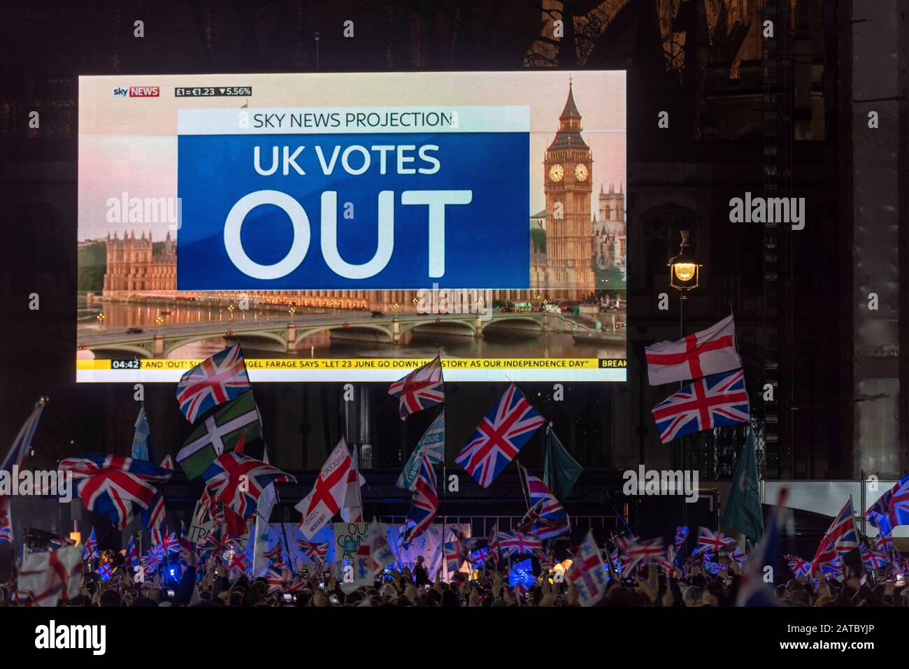 Il risultato Del Referendum UE si è mostrato sul grande schermo durante la celebrazione della Piazza del Parlamento il giorno della Brexit, 31 gennaio 2020, a Londra, nel Regno Unito. FUORI Foto Stock