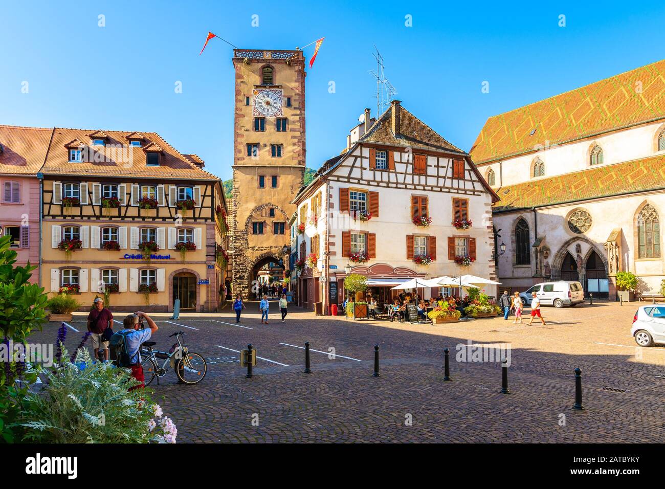 Regione VINICOLA dell'Alsazia, FRANCIA - 20 SETTEMBRE 2019: Piazza della città e case colorate a Ribeauville, che è famosa località situata sulla strada del vino alsaziano, Francia Foto Stock