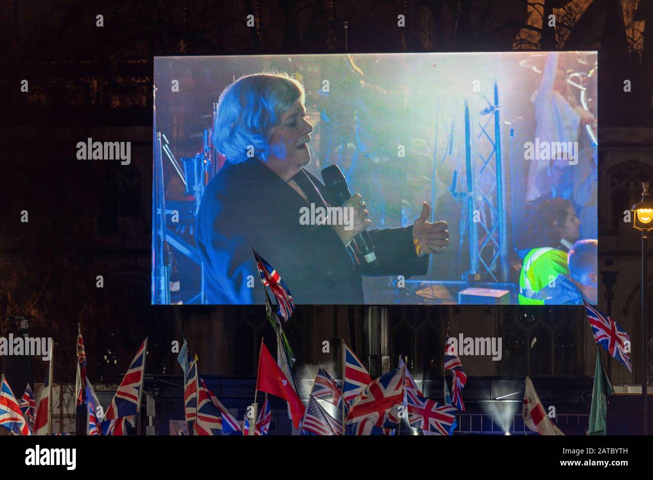 Ann Widdecombe parla alle folle sul grande schermo durante l'evento di celebrazione nella Piazza del Parlamento il giorno della Brexit, 31 gennaio 2020, a Londra, Regno Unito Foto Stock