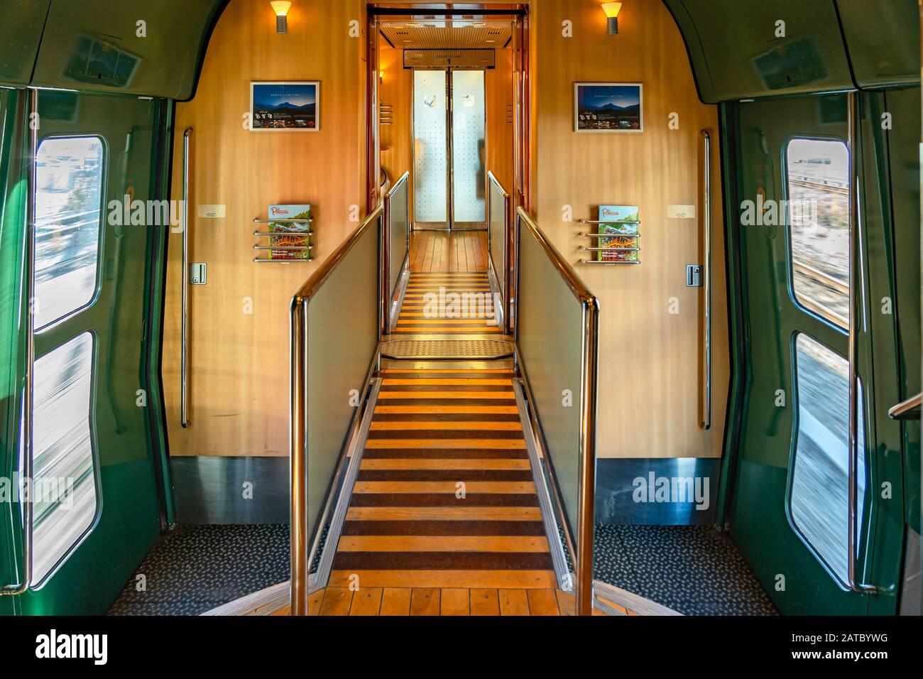 Treno espresso limitato Yufuin no Mori, gestito dalla Kyushu Railway Company (JR Kyushu). Un treno turistico che vi porta a Yufuin, una squisita sorgente termale calda Foto Stock