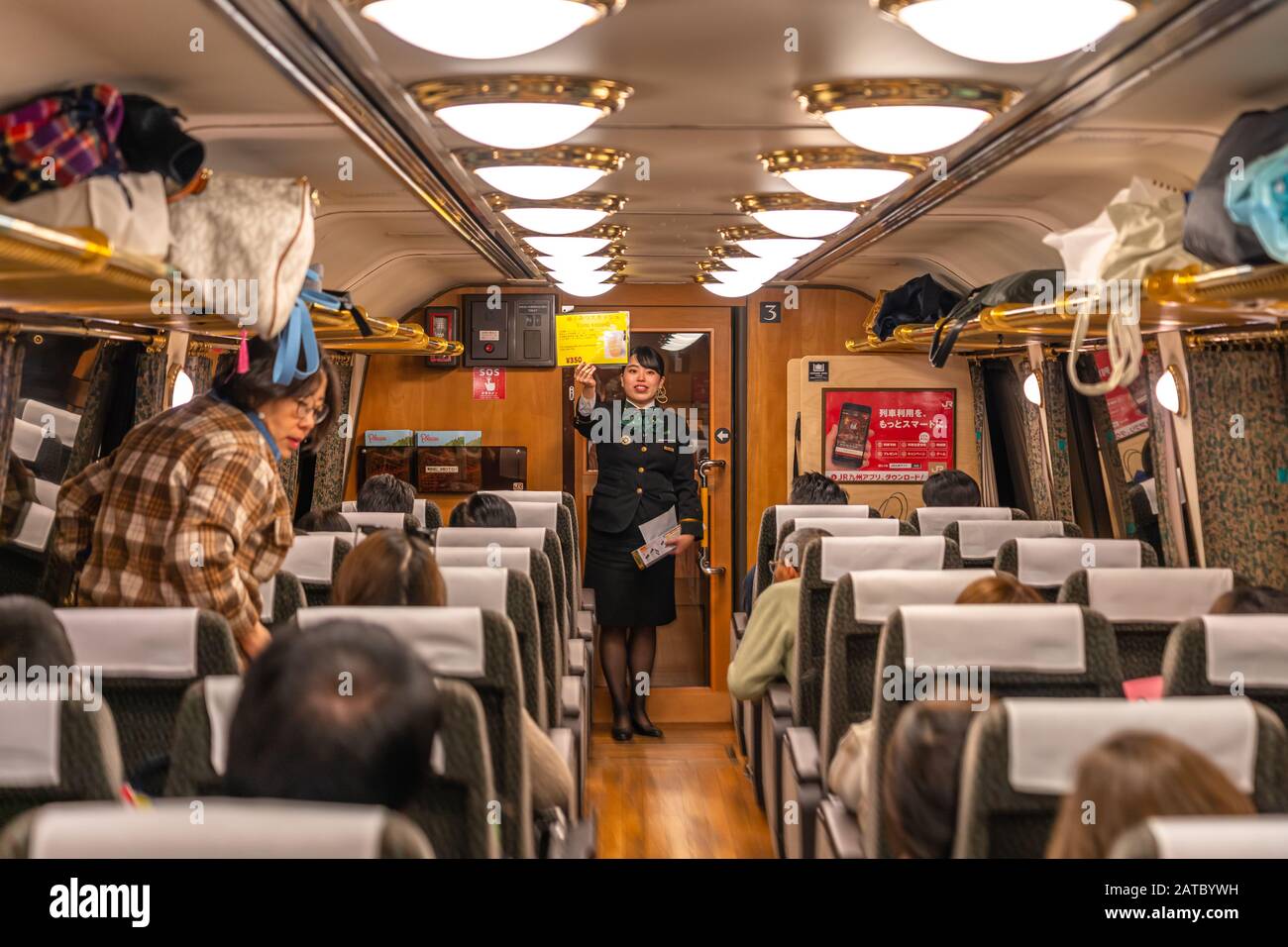 Treno espresso limitato Yufuin no Mori, gestito dalla Kyushu Railway Company (JR Kyushu). Un treno turistico che vi porta a Yufuin, una squisita sorgente termale calda Foto Stock