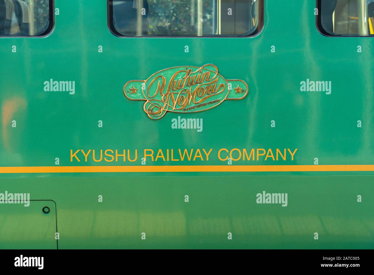 Treno espresso limitato Yufuin no Mori, gestito dalla Kyushu Railway Company (JR Kyushu). Un treno turistico che vi porta a Yufuin, una squisita sorgente termale calda Foto Stock