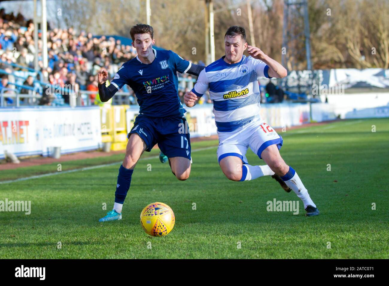 Cappielow Park, Greenock, Inverclyde, Regno Unito. 1st Feb, 2020. Campionato scozzese Calcio, Greenock Morton contro Dundee Calcio Club; Oliver Crankshaw di Dundee sfide per la palla con Kalvin Orsi di Greenock Morton credito: Azione Plus Sport / Alamy Live News Foto Stock