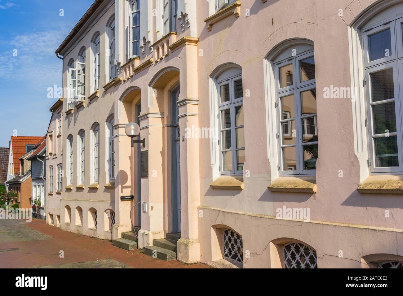 Edifici storici nella piazza Rathausmarkt di Schleswig, Germania Foto Stock