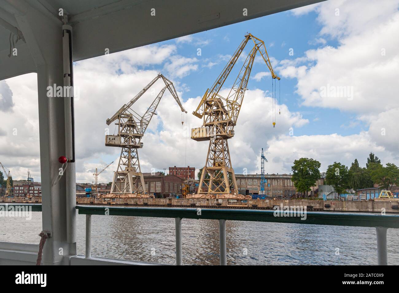 Nave Porto Szczecin, Polonia. 08-28-2017. I porti di Szczecin e Swinoujscie con i cantieri di Szczecin sono uno dei più grandi complessi portuali del Mar Baltico. Foto Stock