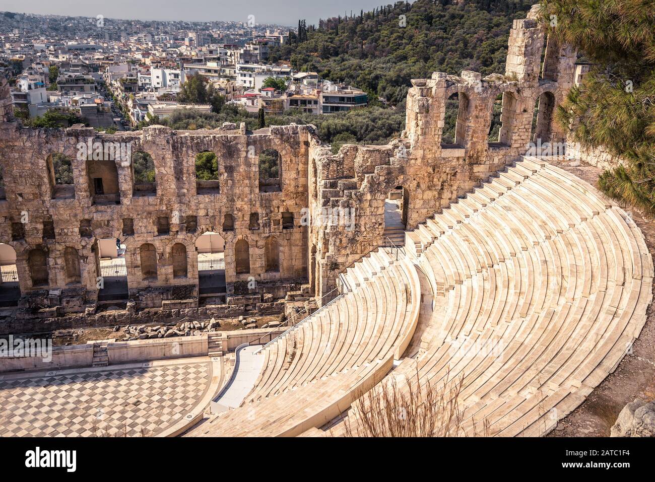 Odeon di Erode Attico presso l'Acropoli, Atene, Grecia. E' uno dei principali punti di riferimento di Atene. Famoso teatro vecchio che si affaccia sulla città di Atene. Scen Foto Stock
