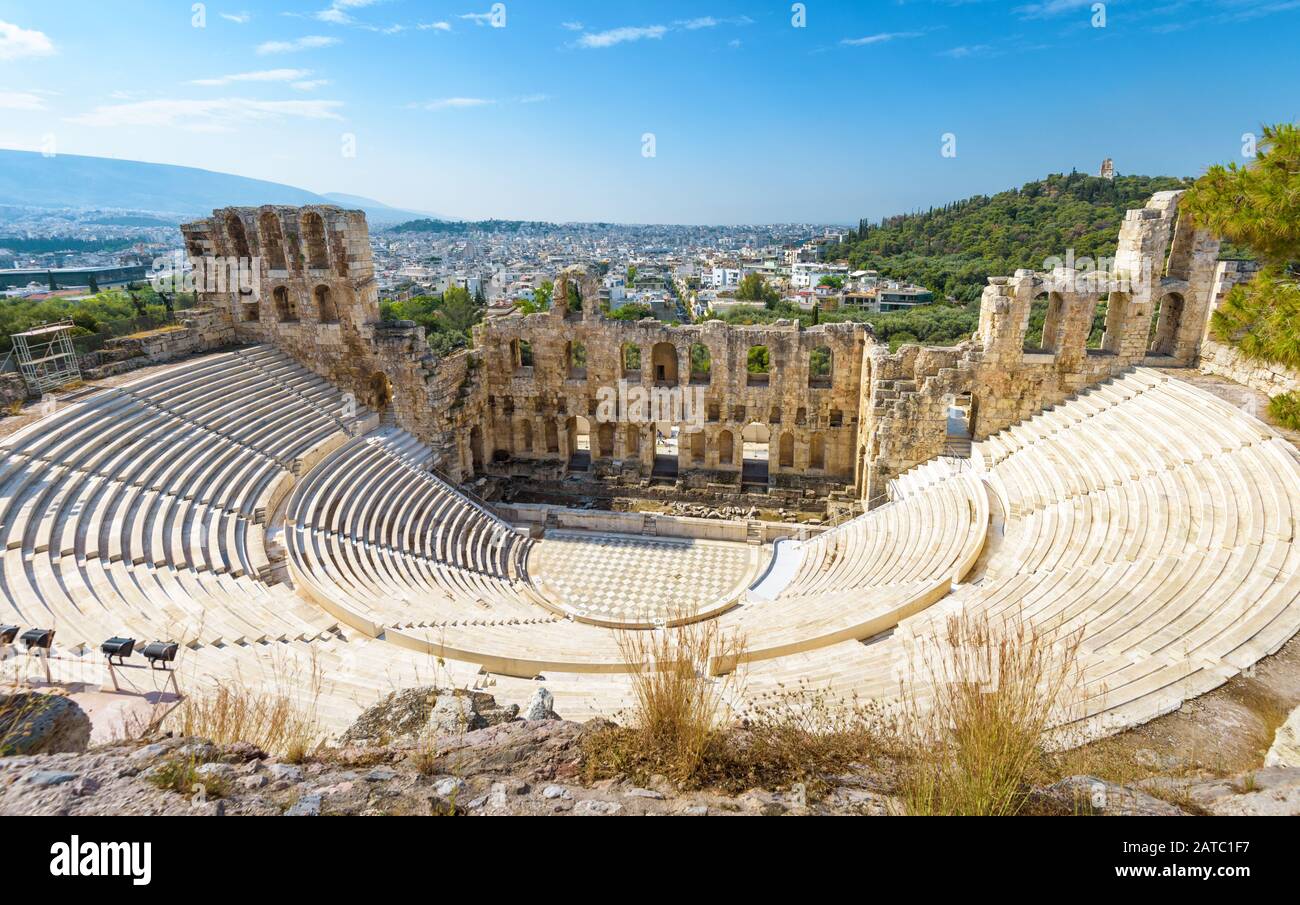 Vista panoramica dell'Odeon di Erodes Attico presso l'Acropoli di Atene, Grecia. E' uno dei punti di riferimento principali di Atene. Panorama panoramico di Erode Foto Stock