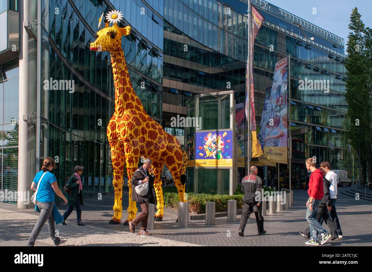 Enorme Lego giraffa dietro il Sony Centre di Berlino Potsdamer Platz, Germania Foto Stock