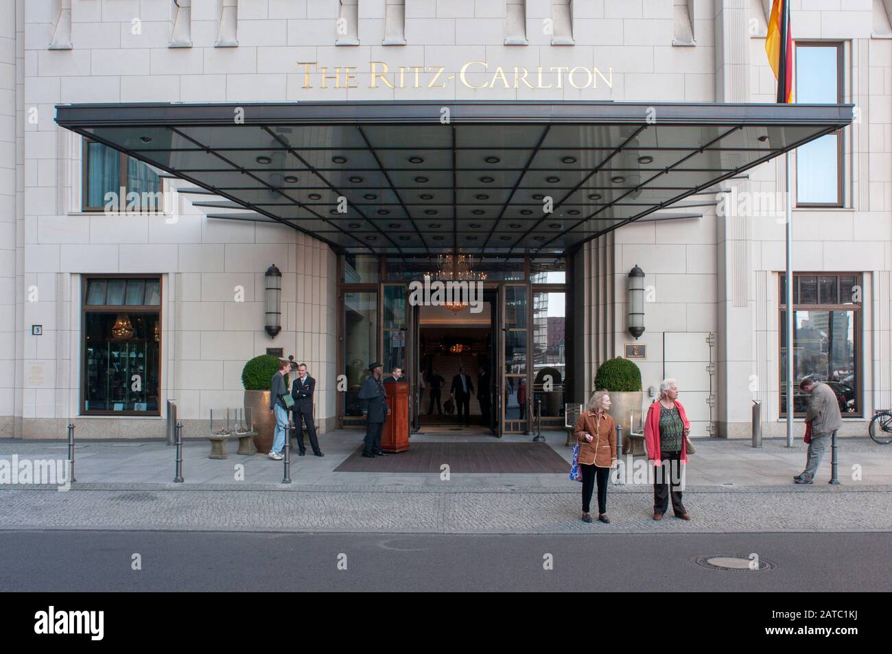 L'hotel Ritz-Calton Palace di fronte, Potsdamer Platz, Berlino, facciata principale Germania Foto Stock