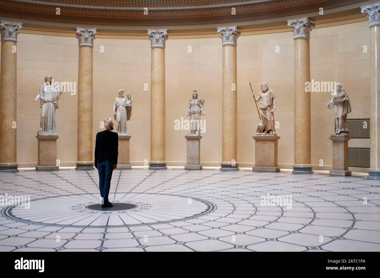 Sculture nell'atrio dell'interno del Museo Altes su Museumsinsel a Berlino Germania Foto Stock