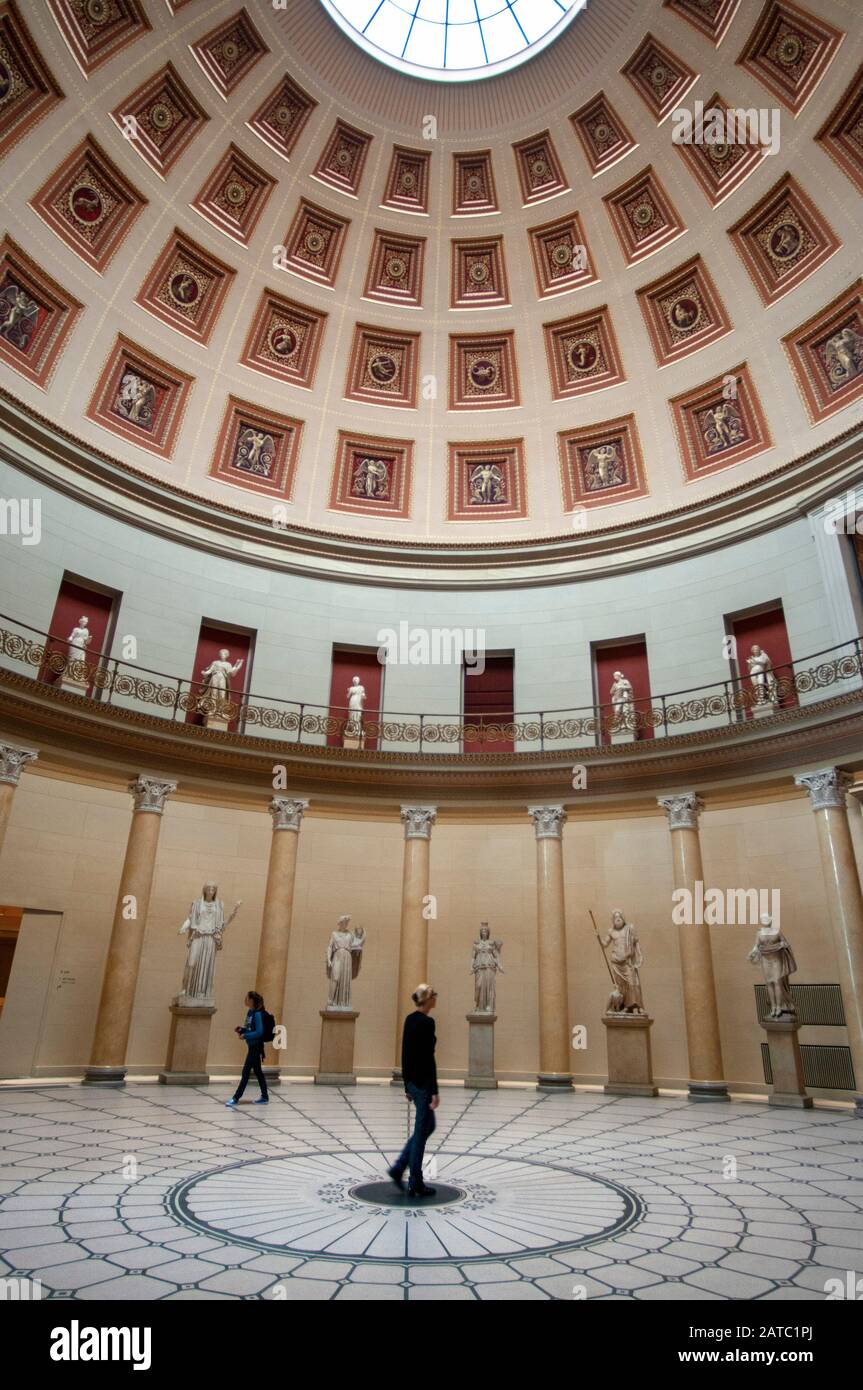 Sculture nell'atrio dell'interno del Museo Altes su Museumsinsel a Berlino Germania Foto Stock