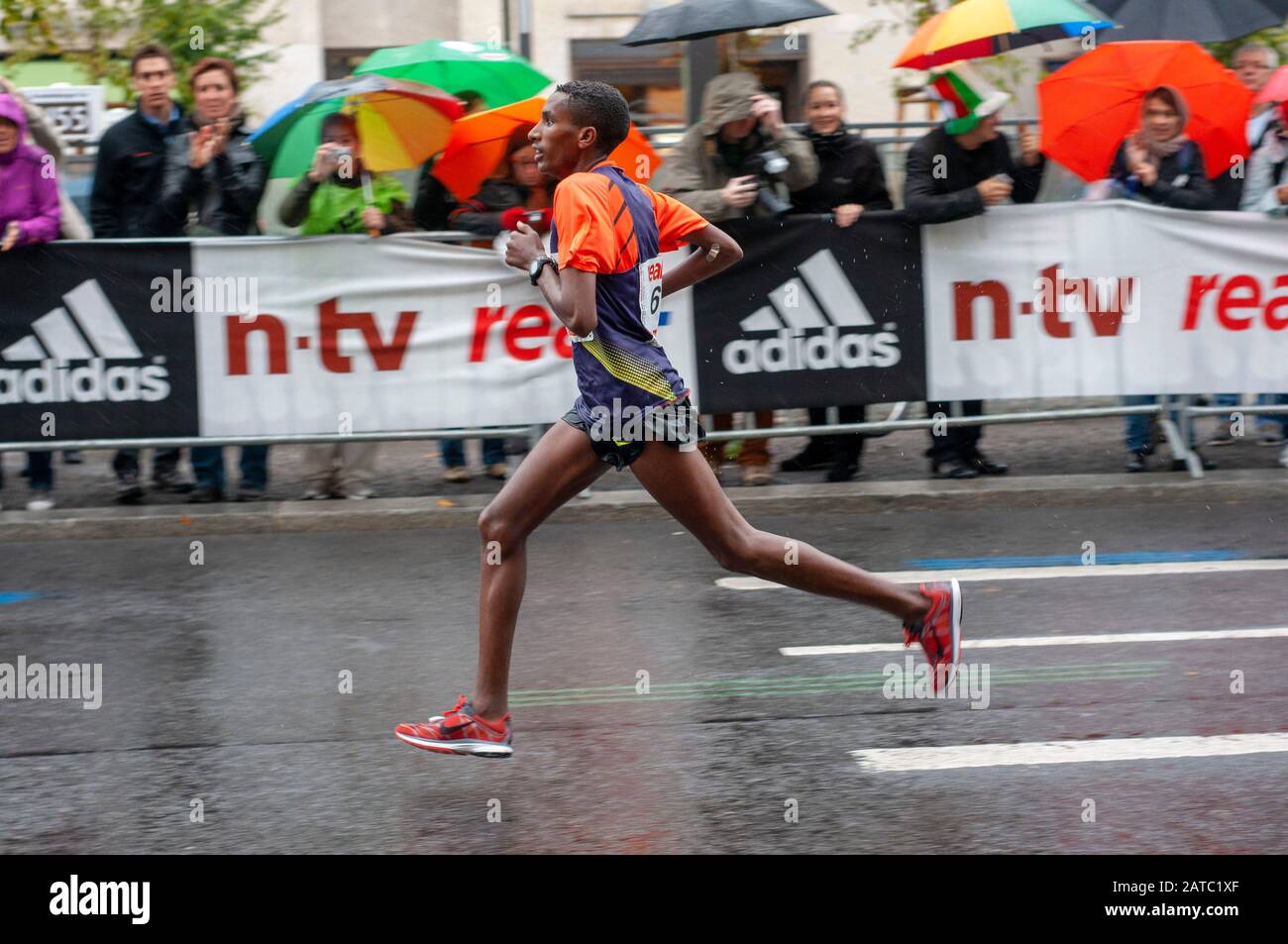 Partecipante nero africano della maratona di Berlino al chilometro 40, Berlino, Germania, Europa. La Maratona di Berlino (marchio BMW Berlin Marathon per sponso Foto Stock