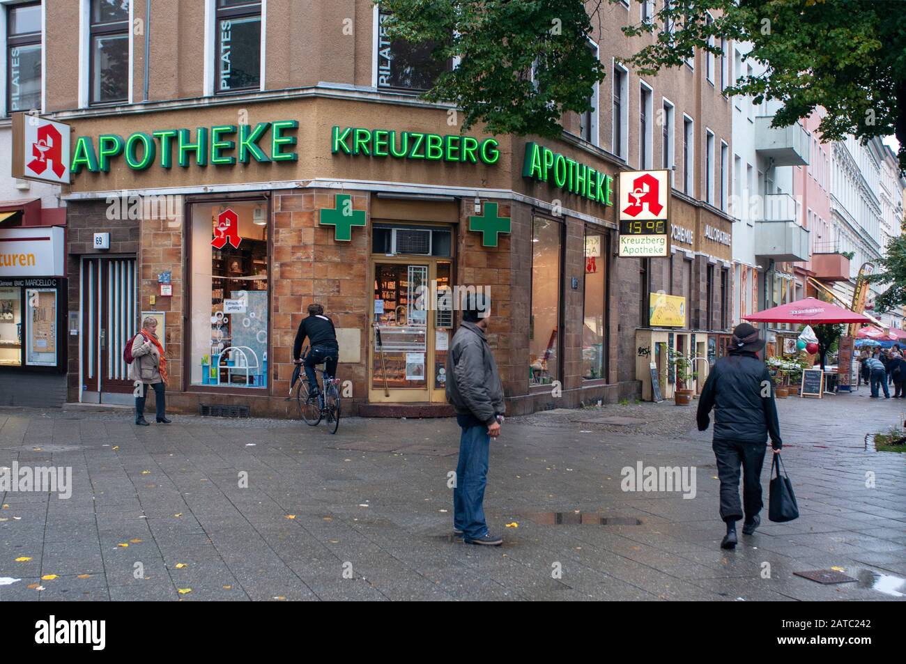 Negozio Apotheke in Wrangelstrasse strada nel quartiere Kreuzberg Berlino Germania Foto Stock