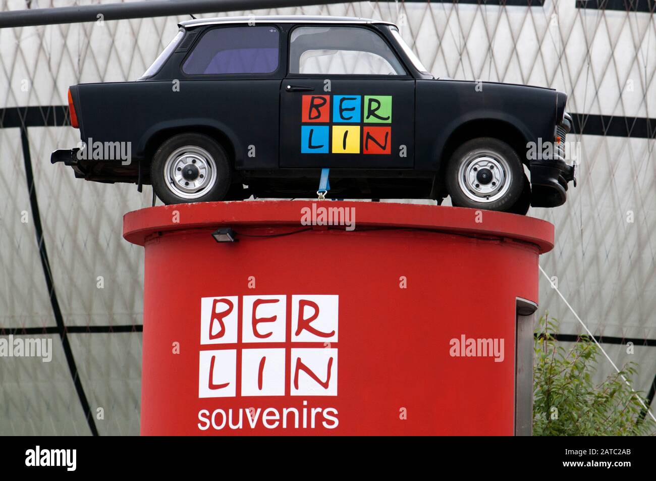 Trabi World Tour guidati da vintage tedesco orientale automobili Trabant a Berlino Germania Foto Stock