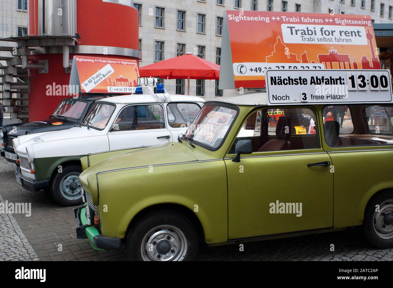 Trabi World Tour guidati da vintage tedesco orientale automobili Trabant a Berlino Germania Foto Stock