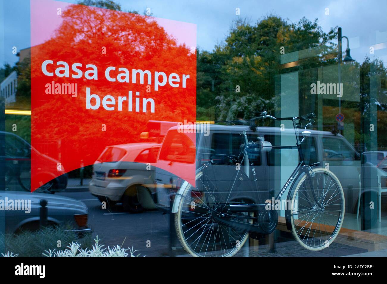 Fornito di biciclette per gli ospiti in Casa Camper finestra hotel a Berlino Foto Stock