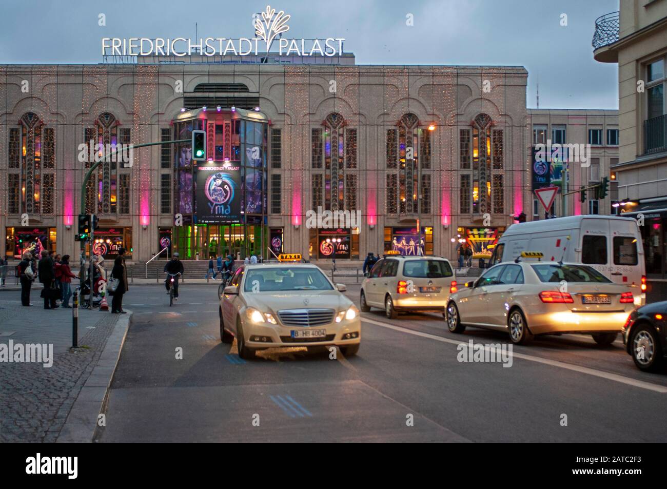 Berlino Friedrichstadt Palast esterno - grande teatro mostra spettacoli per bambini, spettacoli per gli ospiti, galas festival, commedia e film Berlino Germania Foto Stock