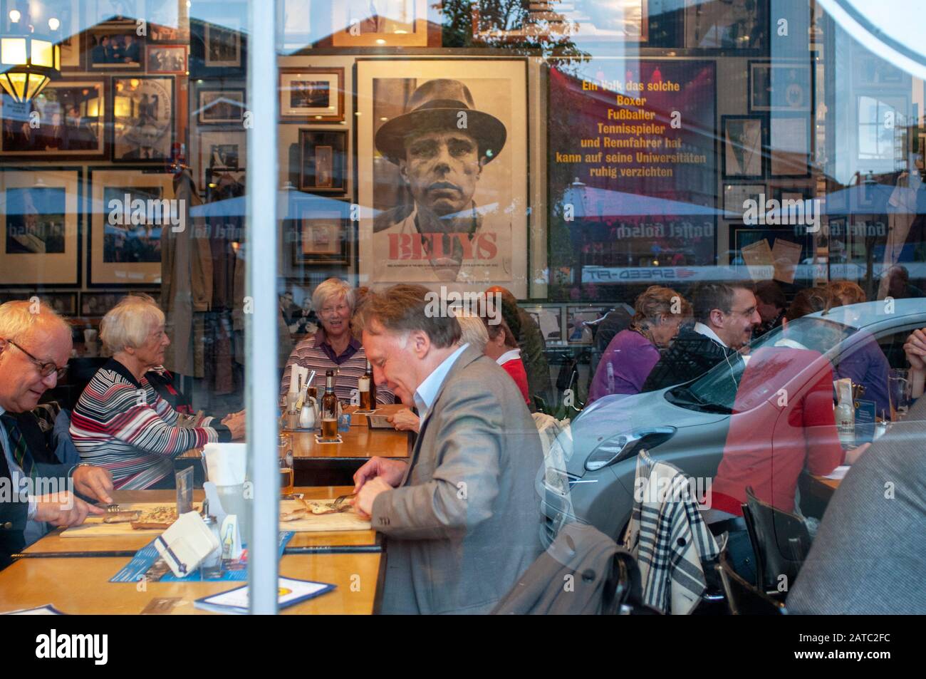 Berlino, Germania, i turisti condivisione dei pasti all'interno del ristorante tedesco, Hofbrau Wirsthaus Foto Stock