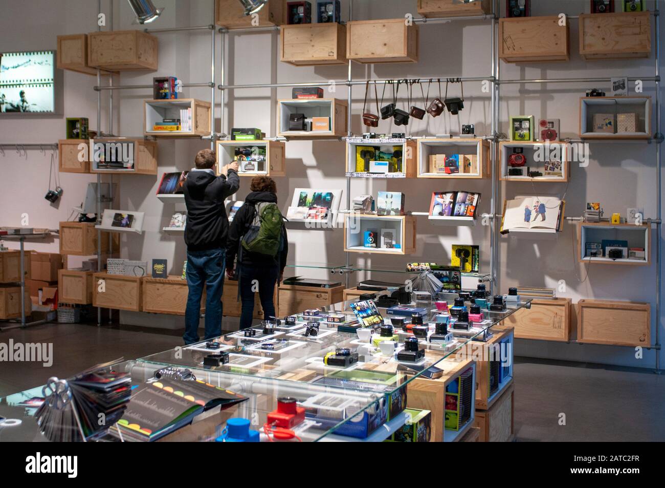 Negozio di fotografia Lomography a Friedrichstrasse Mitte Berlin Germania Foto Stock